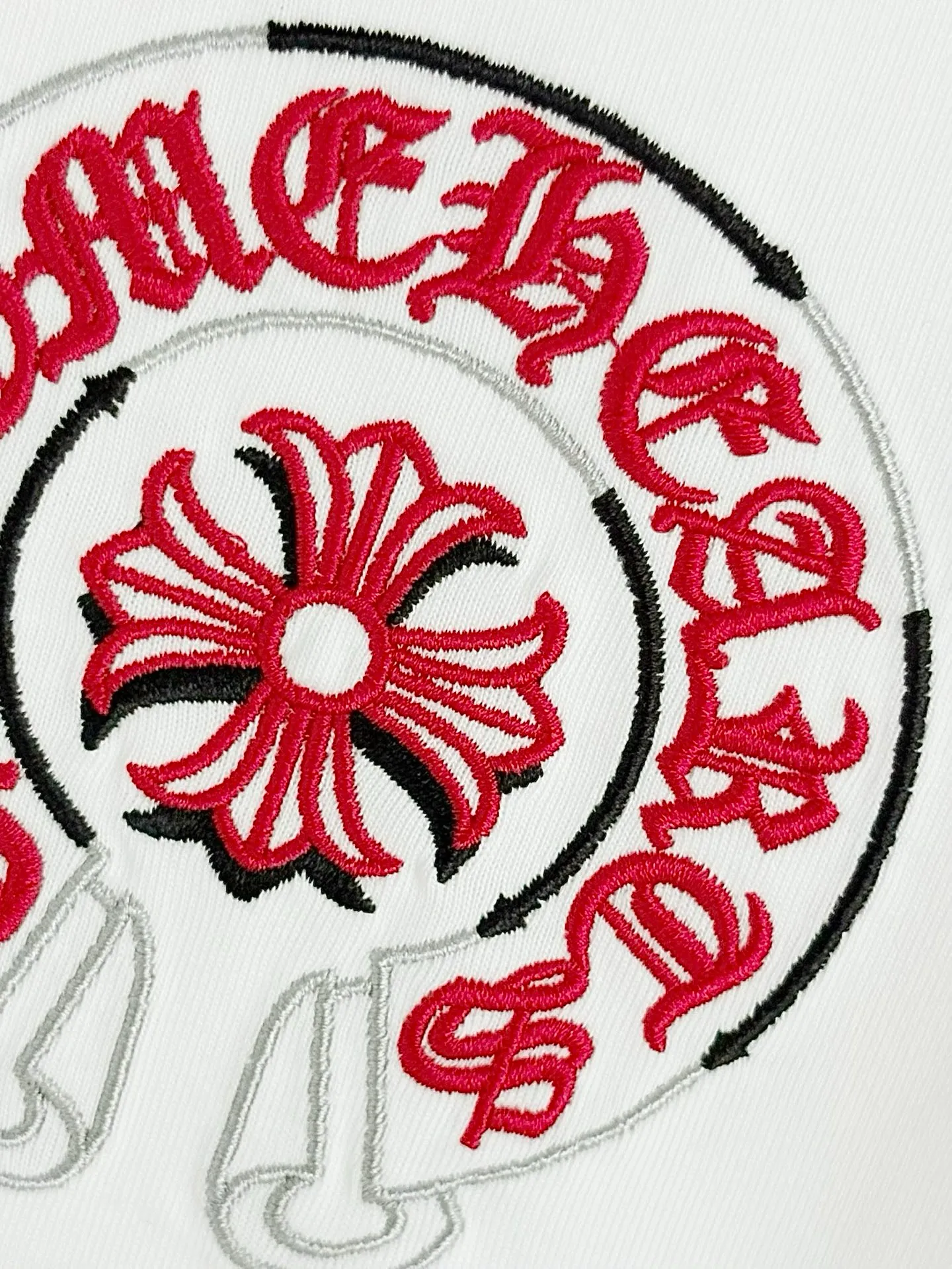 P150 [High Quality] Chrome Hearts New embroidered horseshoe logo brand logo on the front and rear panels are designed with heavy craftsmanship of 100,000 needle embroidery. High-end customized 32-count 280g fabric. Soft to the touch. Comfortable to wear. Exquisite stitching. Fine workmanship. The upper body effect is incomparably handsome! Same style for men and women, color: white, black size: S to xL